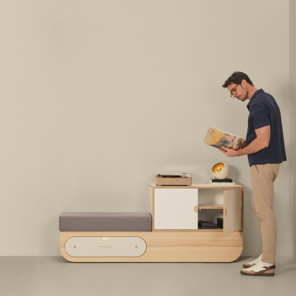 Man leest boek bij moderne meubels op vloer.